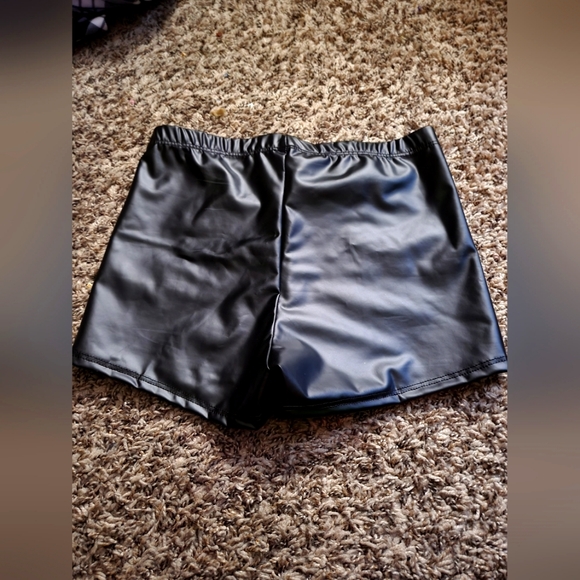 Dolls Kill Vegan Faux Leather High Waisted Shorts (S)(NWOT)(DEADSTOCK) - Picture 4 of 4
